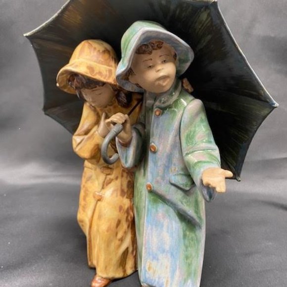 Lladro Figurine "UNDER THE RAIN " #2077 Retired in 1989 - Picture 1 of 8
